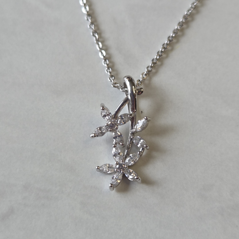 Elegant Silver Floral Pendant Necklace